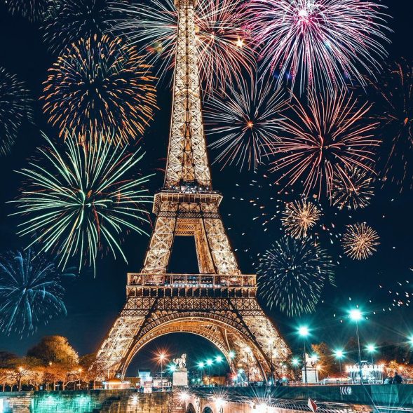 PARIS HOGMANAY LONG WEEKEND FOR 2 & £500 SPENDING MONEY